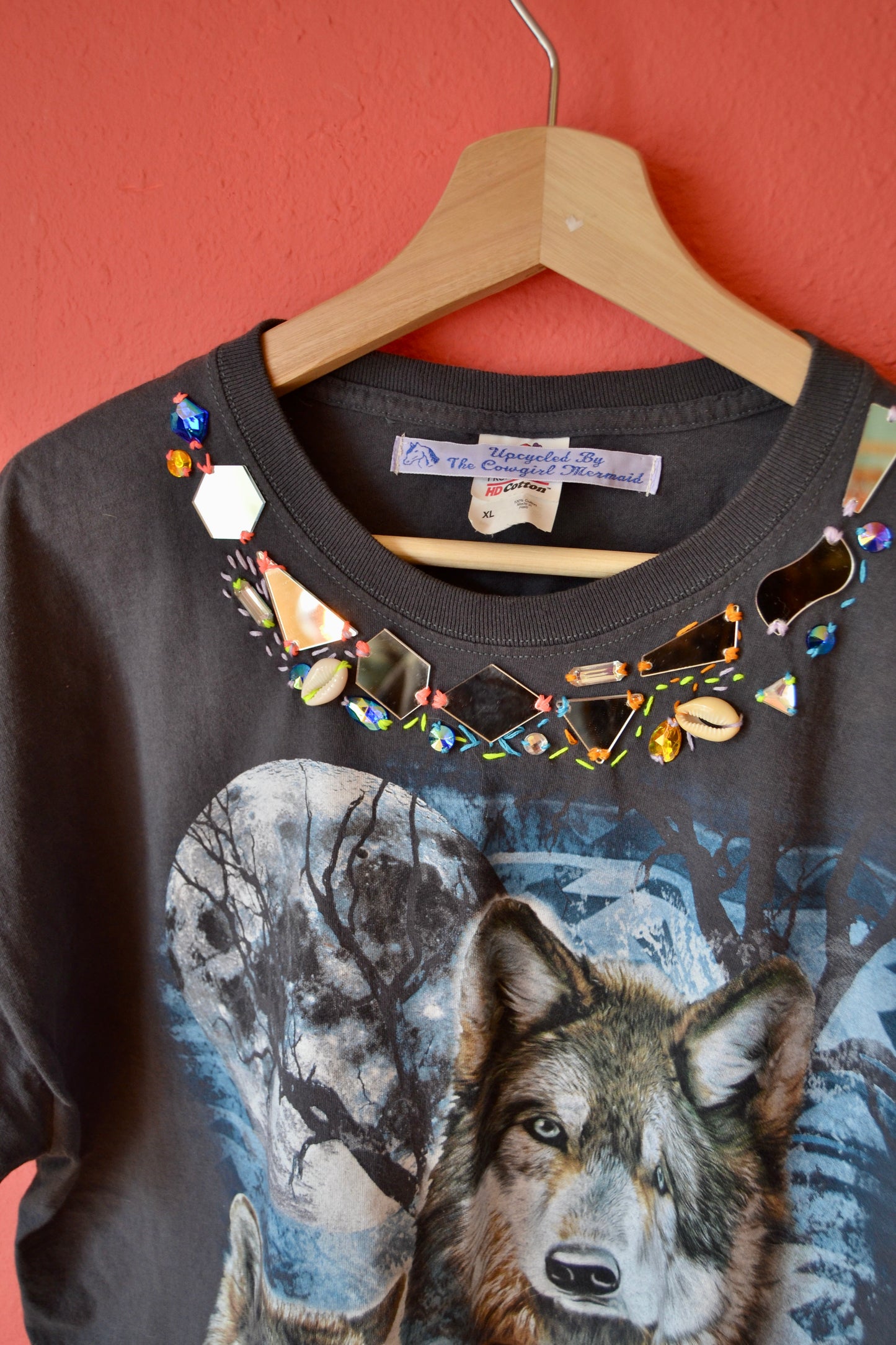 Wolves Necklace Tee