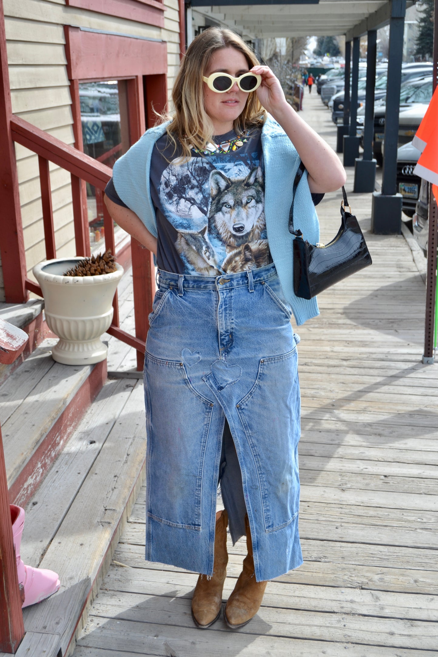 Wolves Necklace Tee