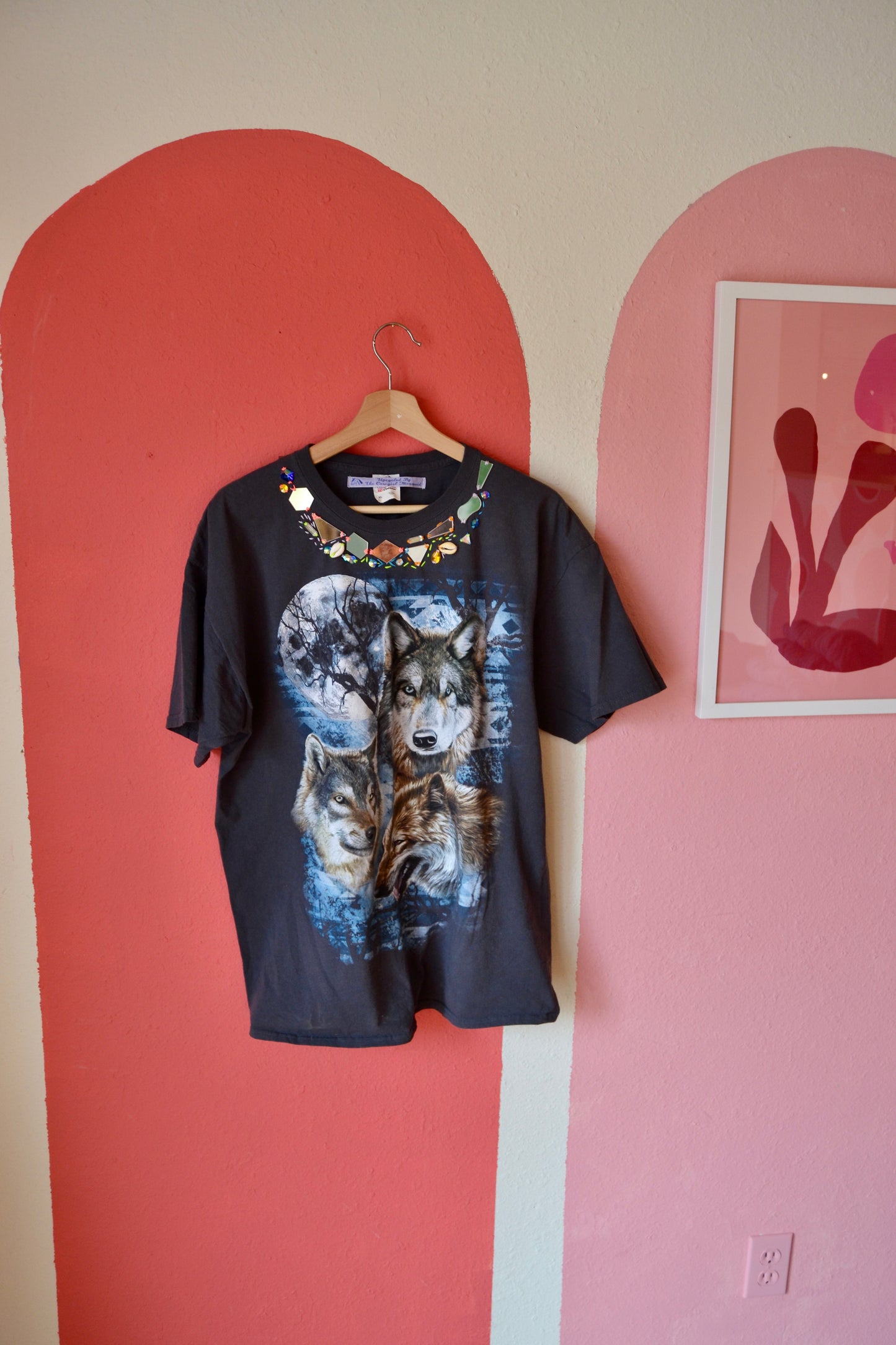 Wolves Necklace Tee